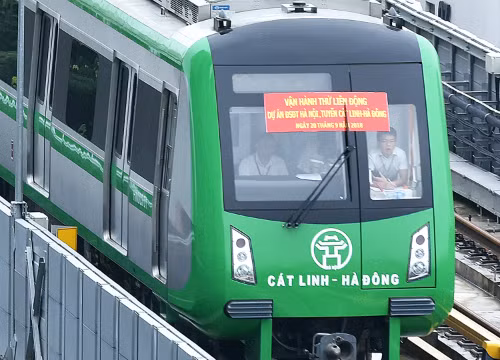 Tàu Cát Linh - Hà Đông chạy thử trên tuyến. Ảnh: Ngọc Thành.