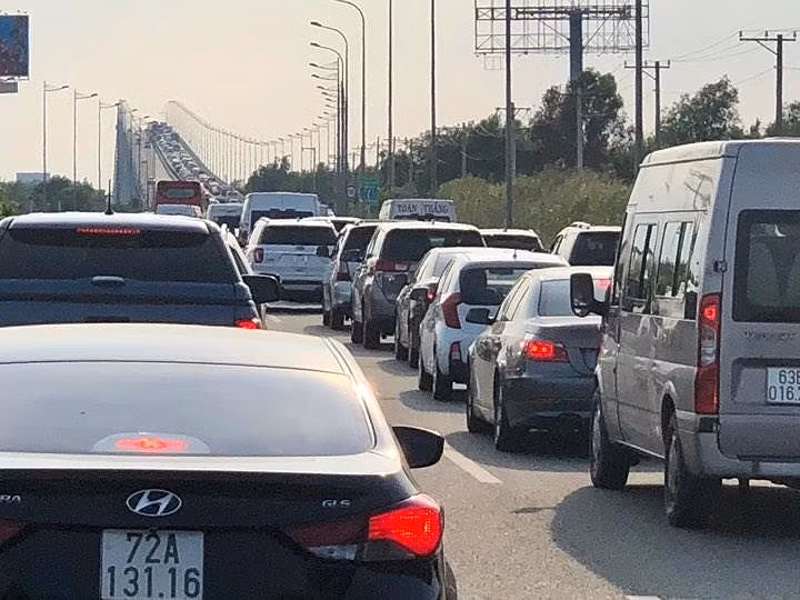 Ùn ứ xe 7km trên cao tốc Long Thành- Dầu Giây - ảnh 1