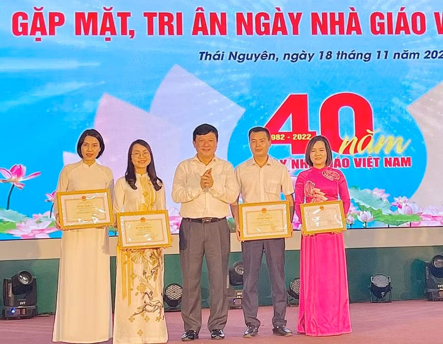 PGS.TS Hoàng Văn Hùng, Giám đốc Đại học Thái Nguyên trao bằng khen cho các tập thể, cá nhân. PGS.TS Hoàng Văn Hùng, Giám đốc Đại học Thái Nguyên trao bằng khen cho các tập thể, cá nhân.