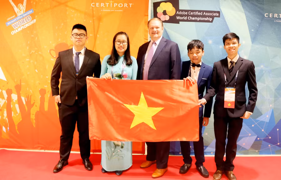 Đội Việt Nam chụp hình cùng đại diện BTC Thế giới - Certiport Đội Việt Nam chụp hình cùng đại diện BTC Thế giới - Certiport