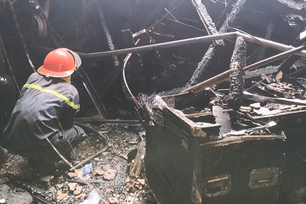 Biến dạng khủng khiếp bên trong Cung Việt Xô sau hỏa hoạn