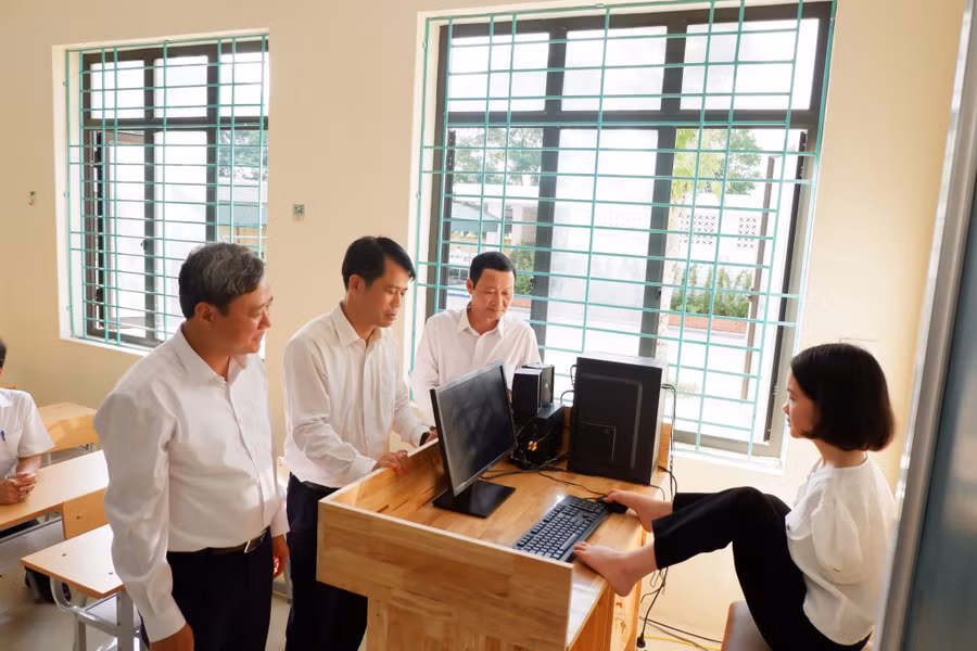 Bộ máy tính và bàn ghế phục vụ riêng cho cô giáo Thắm trong việc giảng dạy. (Ảnh: NT). Bộ máy tính và bàn ghế phục vụ riêng cho cô giáo Thắm trong việc giảng dạy. (Ảnh: NT).