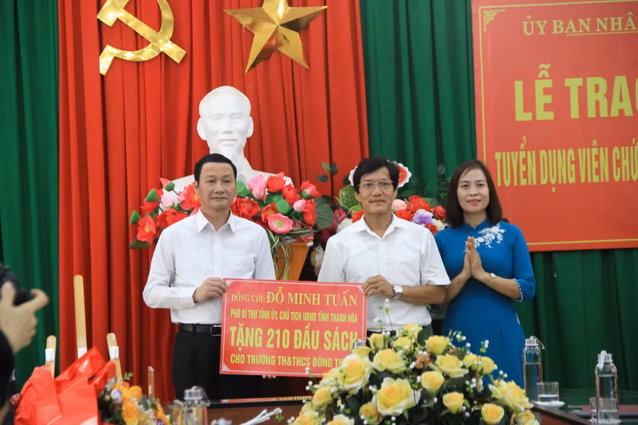 Chủ tịch UBND tỉnh Đỗ Minh Tuấn đã trao tặng sách cho Trường Tiểu học và THCS Đông Thịnh, huyện Đông Sơn. Chủ tịch UBND tỉnh Đỗ Minh Tuấn đã trao tặng sách cho Trường Tiểu học và THCS Đông Thịnh, huyện Đông Sơn.