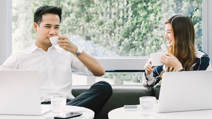 Một người đàn ông tốt sẽ luôn lạc quan và động viên bạn mỗi khi bạn cảm thấy chán nản. (Ảnh: ITN).
