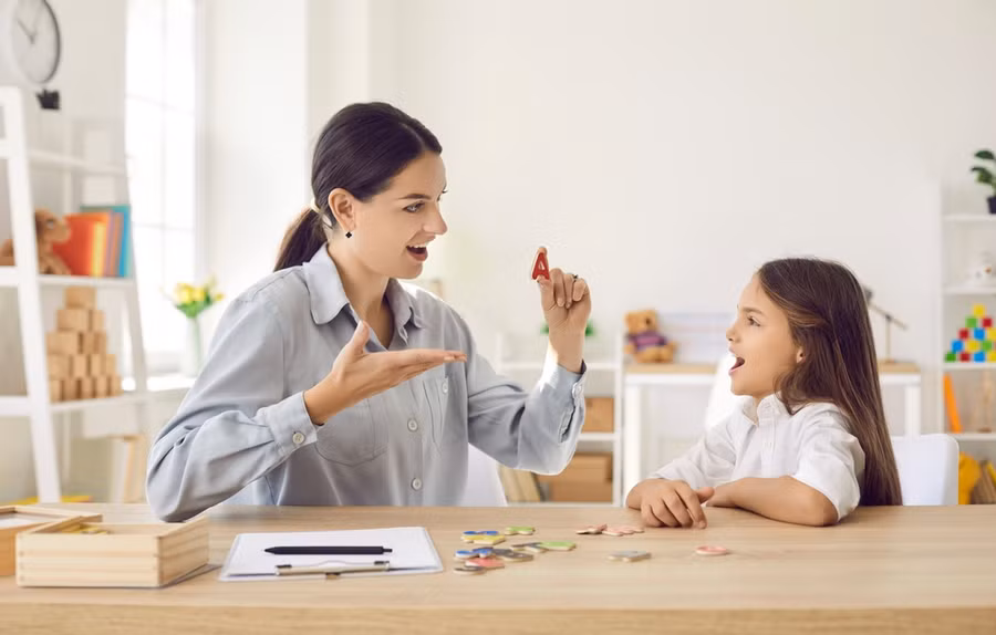 Một cuộc trò chuyện đơn giản với trẻ có thể cực kỳ hữu ích trong việc thúc đẩy sự phát triển ngôn ngữ. (Ảnh: ITN). Một cuộc trò chuyện đơn giản với trẻ có thể cực kỳ hữu ích trong việc thúc đẩy sự phát triển ngôn ngữ. (Ảnh: ITN).
