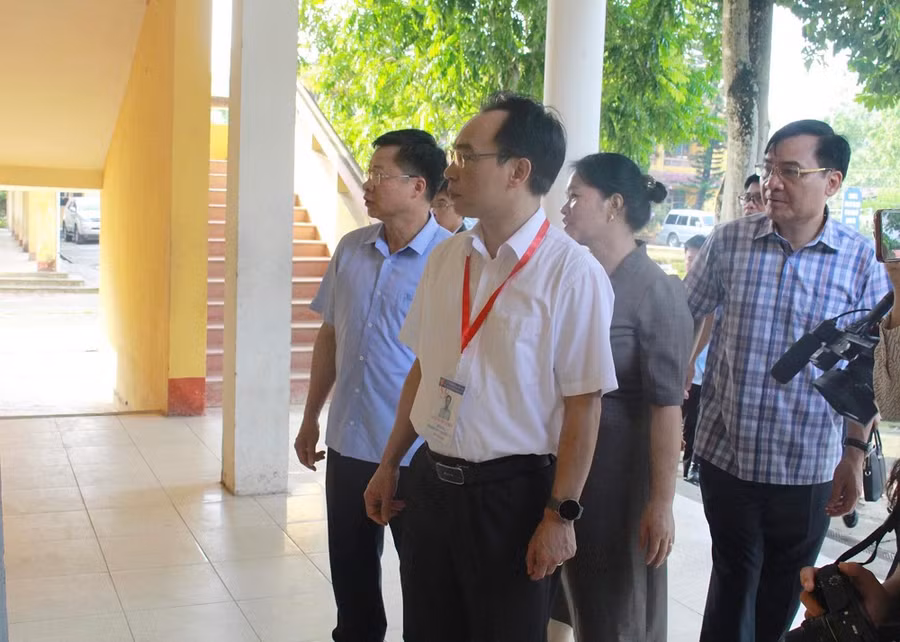 Thứ trưởng Bộ GD&amp;ĐT Hoàng Minh Sơn kiểm tra công tác chuẩn bị thi tốt nghiệp THPT tại Bắc Kạn.