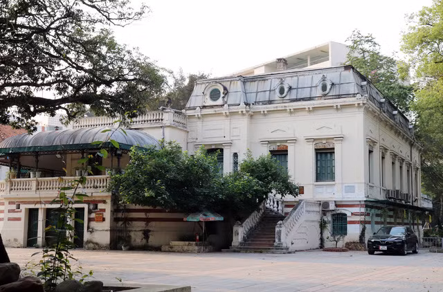 Từ khu vui chơi chỉ dành cho con em các gia đình giàu có tên là Ấu trĩ viên, Câu lạc bộ Thiếu nhi Hà Nội – tiền thân của Cung Thiếu nhi – ra đời ngày 1/6/1955 đã thu hút hàng vạn con em những người lao động đến tham gia sinh hoạt.