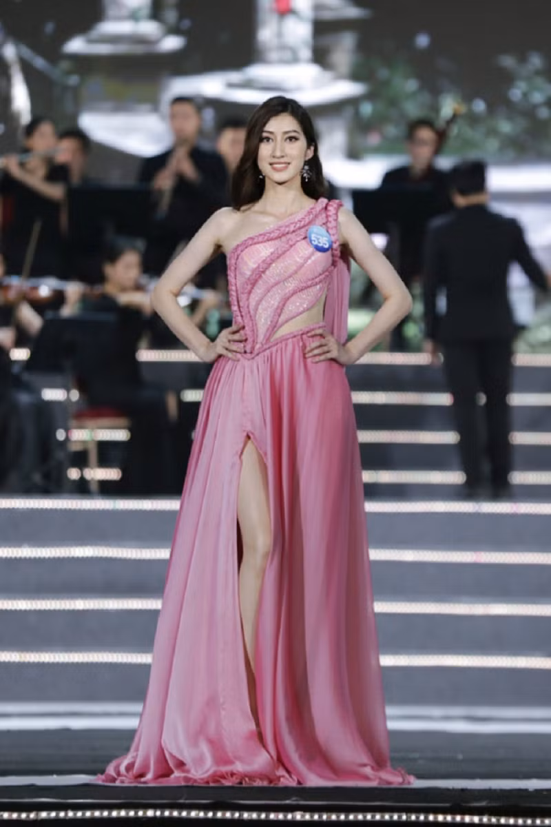 Phần thi trang phục dạ hội.