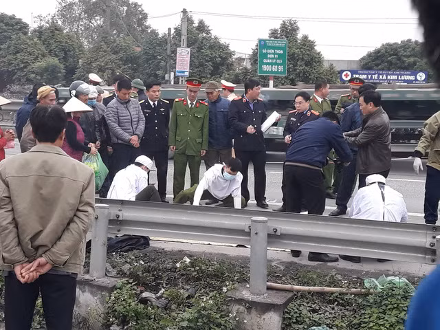 Lực lượng chức năng tiến hành khám nghiệm hiện trường, khám nghiệm tử thi. Ảnh: V.T 