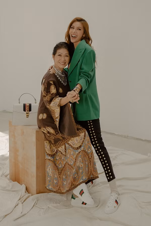 Hai mẹ con tình cảm bên nhau. Hai mẹ con tình cảm bên nhau.