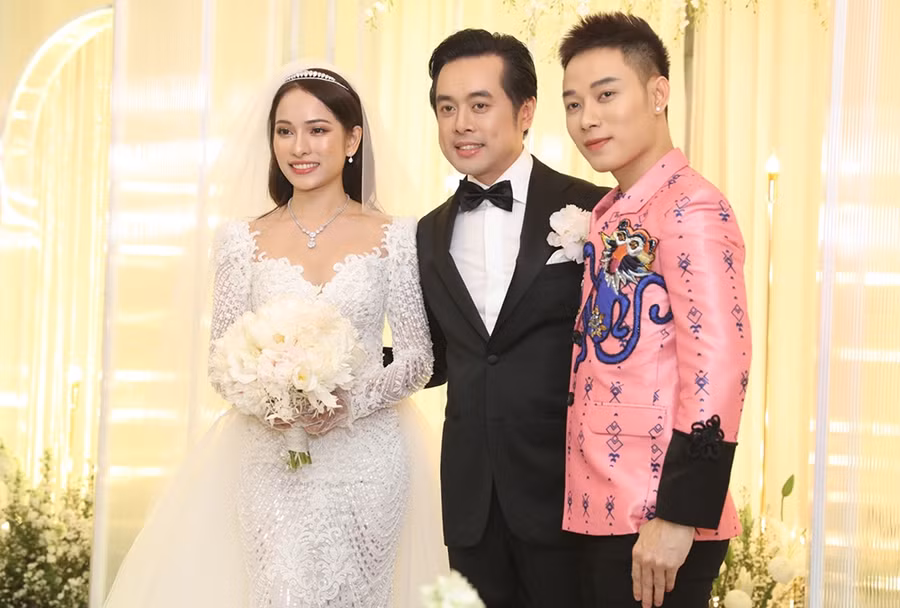 Trúc Nhân diện chiếc áo hồng thêu hình khỉ độc đáo nhưng có phần hơi "sến sẩm" vì màu sắc và chất liệu bóng bẩy.