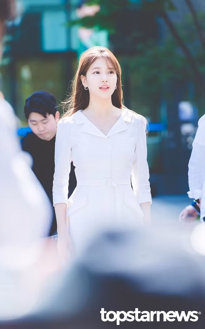Ngay khi vừa xuất hiện, vẻ đẹp rạng rỡ của Suzy đã thu hút mọi sự chú ý.