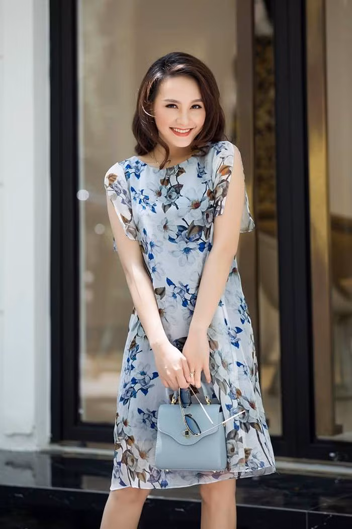 Bảo Thanh tươi tắn, dịu dàng trong đầm hoa và túi xách cùng tông màu.