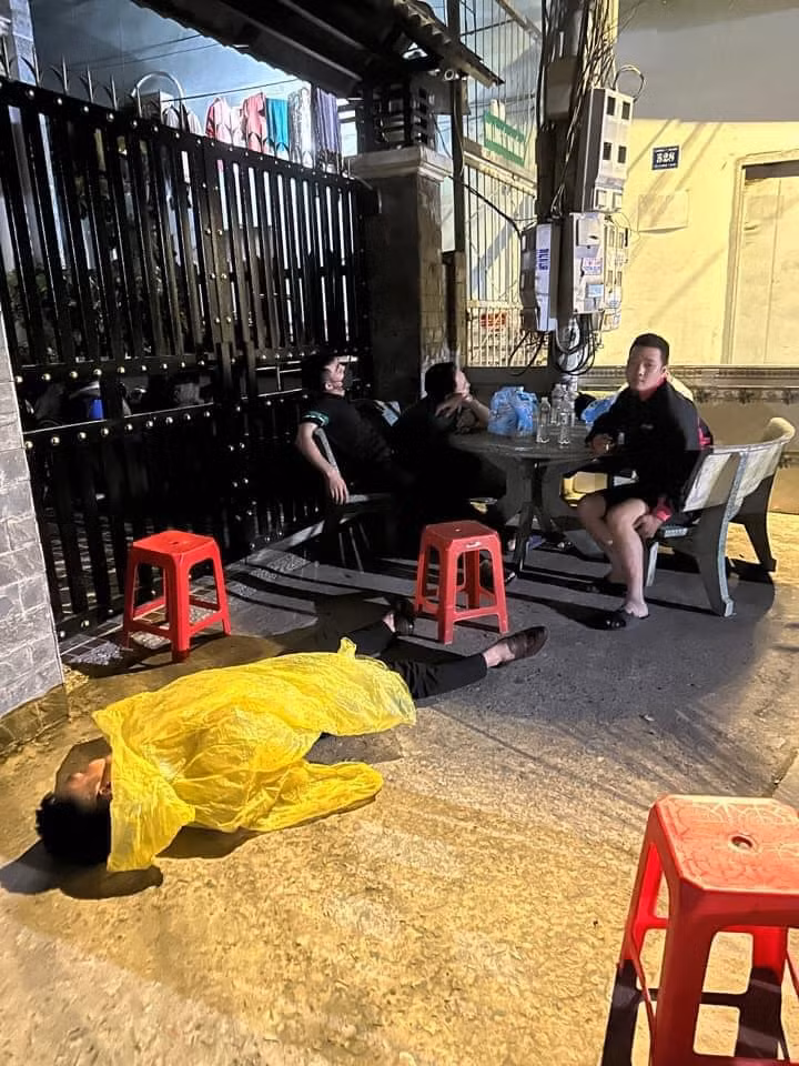 Người dân nằm ngủ tại chỗ, canh tài sản bị trộm. Người dân nằm ngủ tại chỗ, canh tài sản bị trộm.