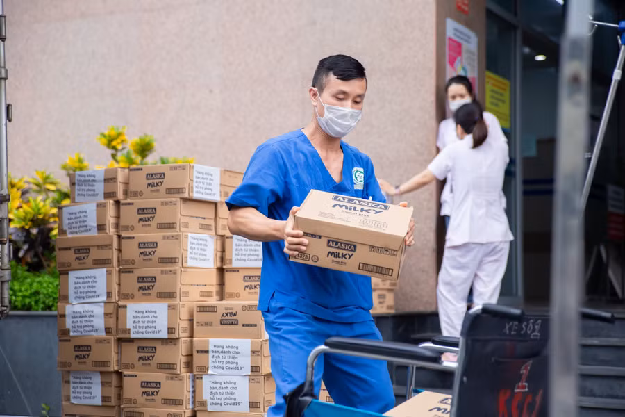 Những thùng sữa gửi trao đến các bệnh viện được nhanh chóng sắp xếp, phân chia để kịp ngày các y bác sĩ ra quân lên đường vào các tỉnh thành miền Nam.