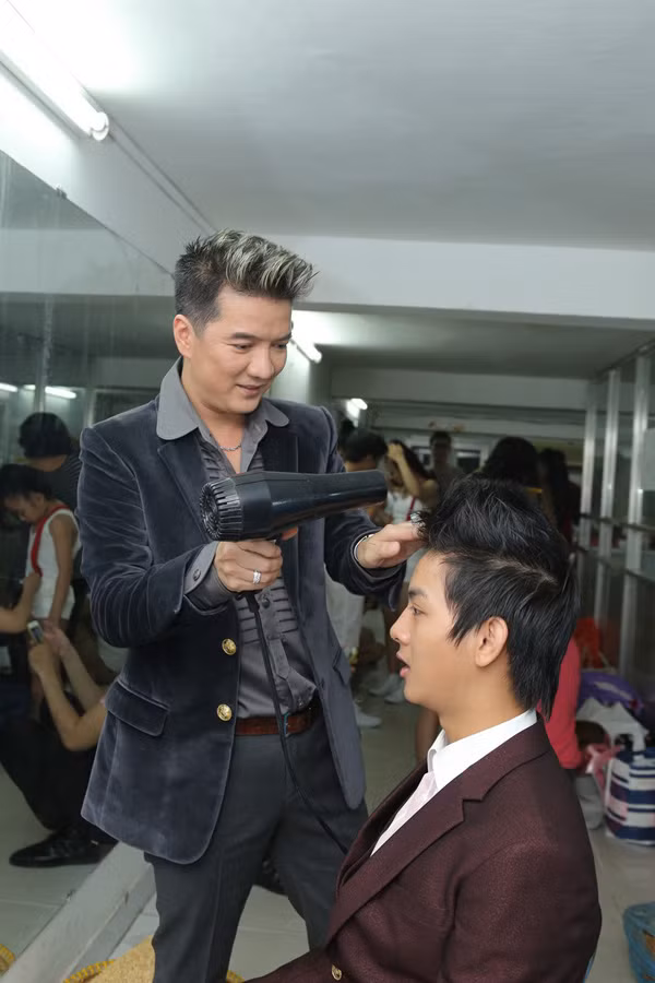 Đàm Vĩnh Hưng làm tóc cho Hoài Lâm trong hậu trường Đàm Vĩnh Hưng làm tóc cho Hoài Lâm trong hậu trường