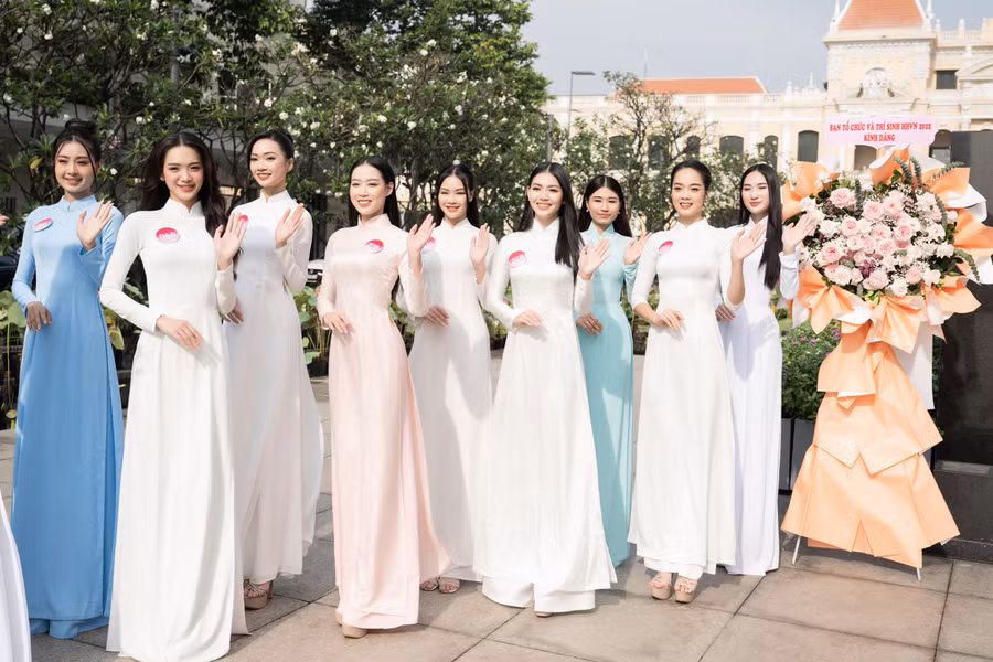 Top 35 Hoa hậu Việt Nam 2022 duyên dáng trong tà áo dài truyền thống dâng hương trước tượng đài Chủ tịch Hồ Chí Minh.
