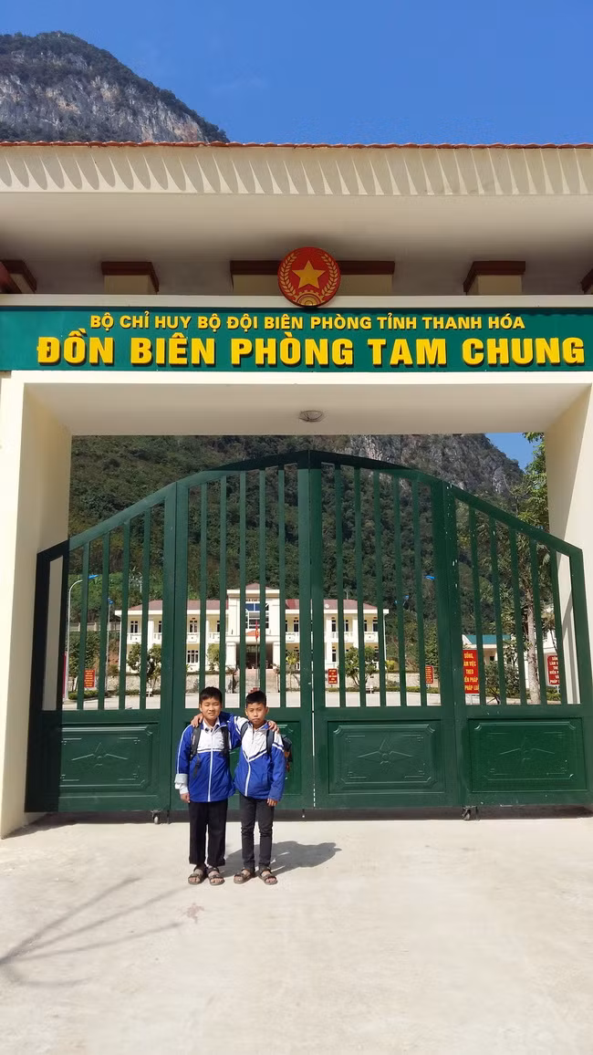 Bắt đầu từ năm 2012 các chiến sỹ đồn Tam Chung đã đón nhận hai cháu Vi Văn Thắng và Hoàng Văn Tuất (cả hai em đều sinh năm 2006, nhà ở bản Poọng, xã Tam Chung) về nuôi, ăn ở sinh hoạt trực tiếp tại đồn