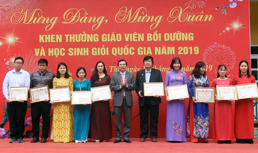 Ông Nguyễn Minh Tường, Giám đốc Sở GD&ĐT Phú Thọ khen thưởng các giáo viên bồi dưỡng học sinh giỏi