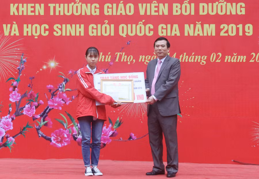 Em Nguyễn Thị Thu Nga - học sinh lớp 10 chuyên Sinh đạt giải Nhì với số điểm rất cao 30, 25 - học sinh có hoàn cảnh đặc biệt khó khăn nhưng vẫn vượt khó vươn lên