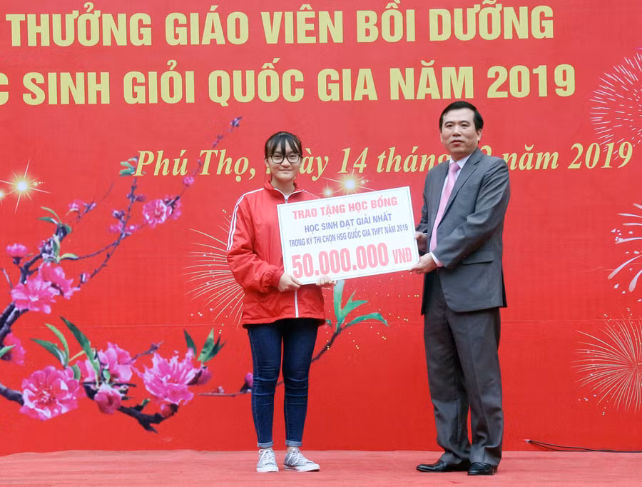 Em Hoàng Thị Huyền Trang - Lớp 12 chuyên Sinh đoạt giải Nhất môn sinh với 31,4 điểm