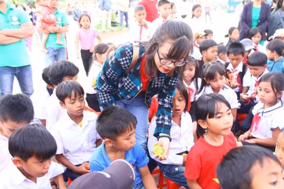 Những chiếc kẹo ngọt được trao tận tay từng em học sinh
