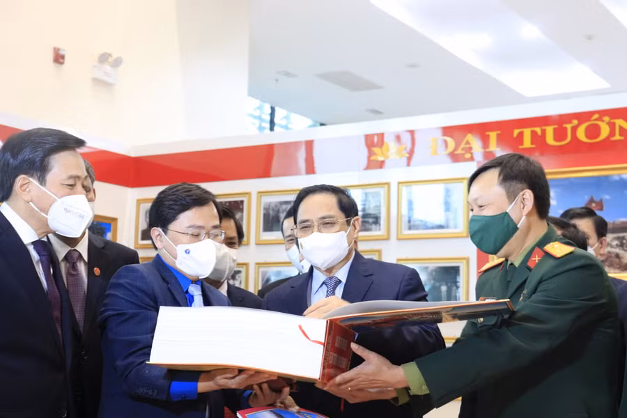 Thủ tướng và các đại biểu tham quan khu trưng bày ảnh và tư liệu về Đại tướng Võ Nguyên Giáp.