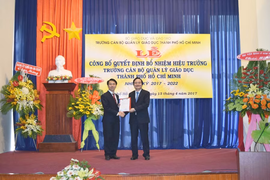 Bộ trưởng Phùng Xuân Nhạ trao quyết định bổ nhiệm cho PGS.TS Hà Thanh Việt