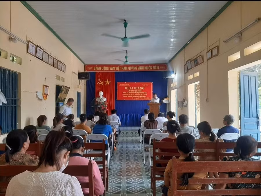 Bà con tại xã Ôn Lương, huyện Phú Lương tham gia lớp đào tạo nghề nuôi và phòng trị bệnh cho gà. Bà con tại xã Ôn Lương, huyện Phú Lương tham gia lớp đào tạo nghề nuôi và phòng trị bệnh cho gà.