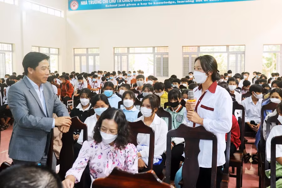 Sinh viên đặt câu hỏi trong tuần sinh hoạt công dân