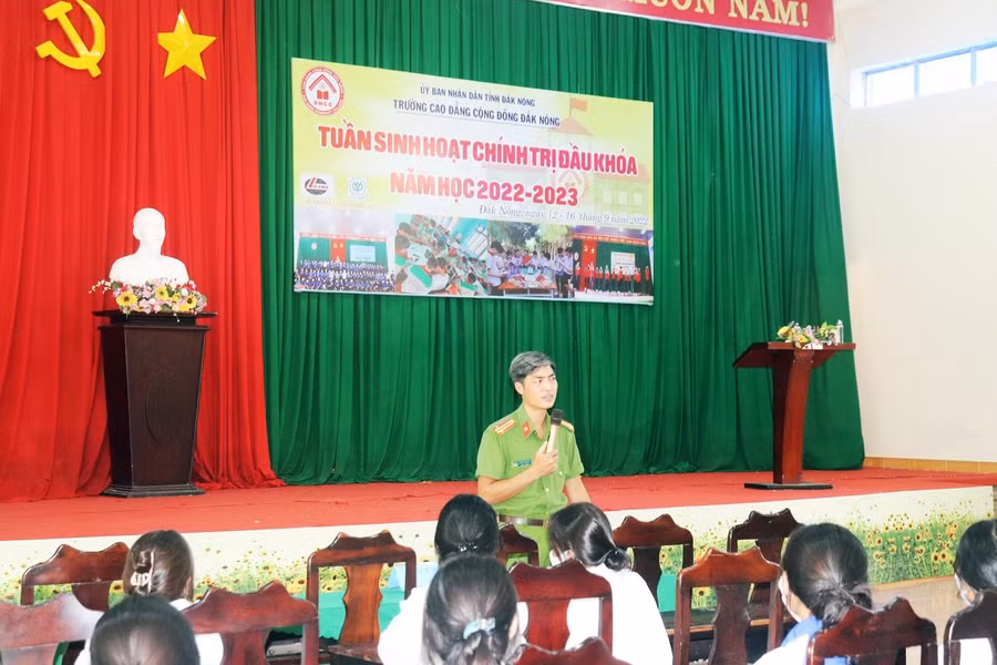 Đồng chí Tống Tiến Lực - Công an tỉnh Đắk Nông chia sẻ các quy định về pháp luật trong HS-SV