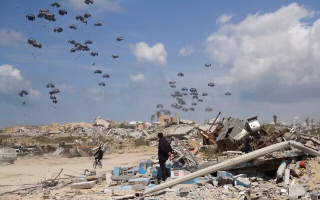 Hàng viện trợ nhân đạo được thả dù xuống cho người Palestine ở Thành phố Gaza, Dải Gaza, ngày 25 tháng 3 năm 2024 Hàng viện trợ nhân đạo được thả dù xuống cho người Palestine ở Thành phố Gaza, Dải Gaza, ngày 25 tháng 3 năm 2024