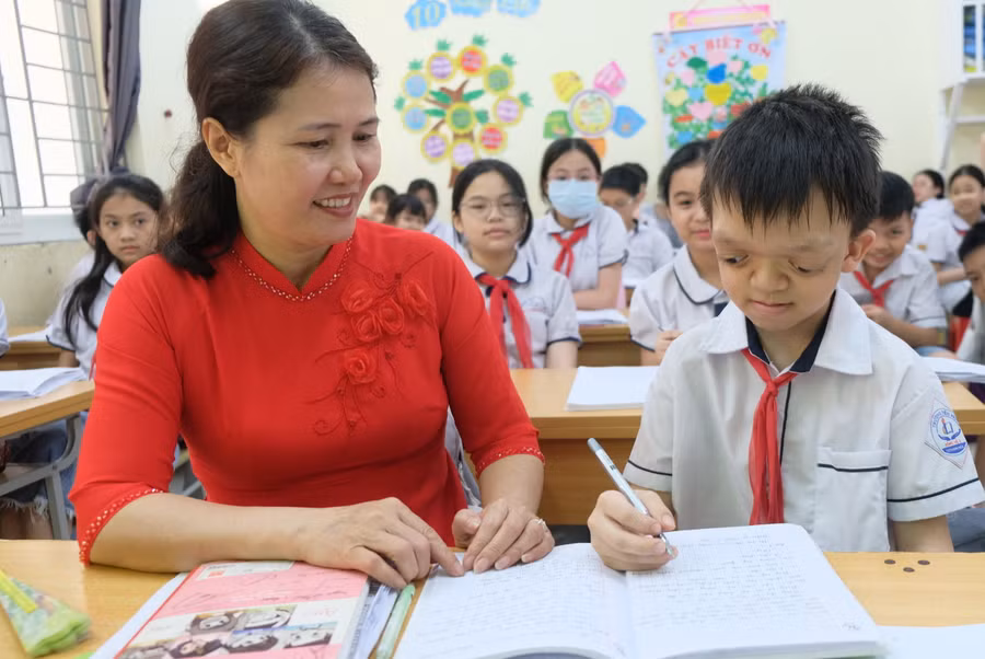 Cô giáo Phạm Thị Quỳnh cho biết, rất bất ngờ trước sự nỗ lực vượt khó của Vũ. (Ảnh: NT).