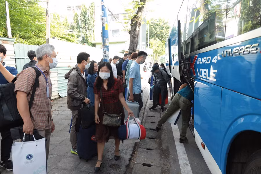 Cán bộ, giảng viên Trường ĐH Luật TP.HCM lên đường tham gia công tác thi tại Bình Thuận