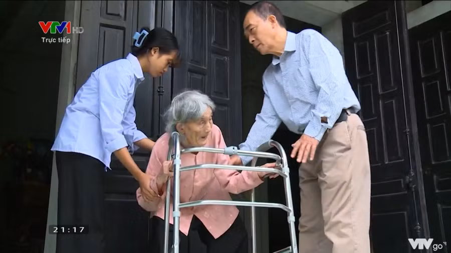 Thầy Ngô Mạnh Cường trong một lần đến thăm gia đình em Trần Thị Hiền. Ảnh chụp màn hình.