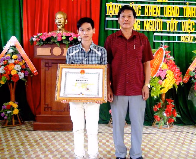 Trao bằng khen của Chủ tịch UBND tỉnh Gia Lai cho anh Kiên