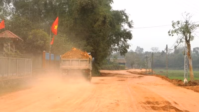 Xe chở ngang nhiên không bưng bạt, gây ô nhiễm môi trường Xe chở ngang nhiên không bưng bạt, gây ô nhiễm môi trường
