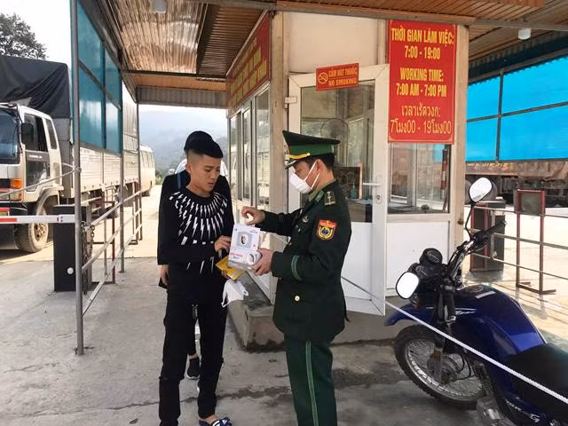 Được phát khẩu trang miễn phí Được phát khẩu trang miễn phí
