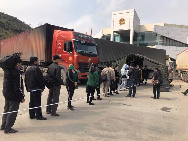 Đi theo khu vực phân luồng để kiểm tra, đo thân nhiệt. Đi theo khu vực phân luồng để kiểm tra, đo thân nhiệt.
