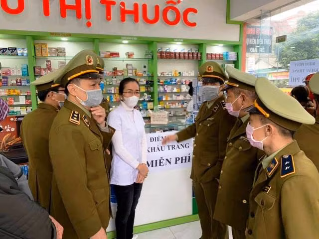 Hà Tĩnh: Nhiều đơn vị phát miễn phí hàng chục ngàn chiếc khẩu trang cho người dân