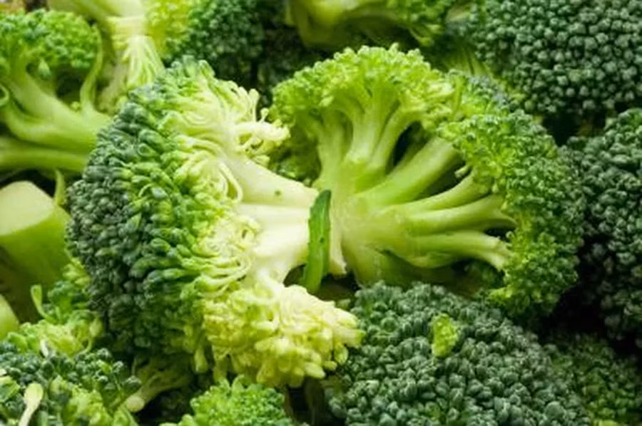 Vitamin B giúp tóc đen trở lại được tìm thấy trong các loại rau lá xanh tươi. (Ảnh: ITN)