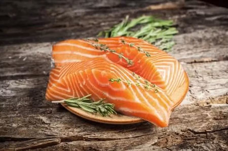 Omega 3 trong cá hồi giữ cho da đầu khỏe mạnh. (Ảnh: ITN)