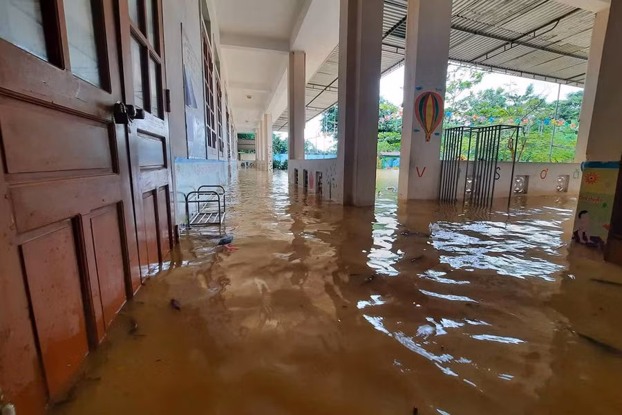 Nước tràn vào trường học khiến học sinh phải nghỉ học. Nước tràn vào trường học khiến học sinh phải nghỉ học.