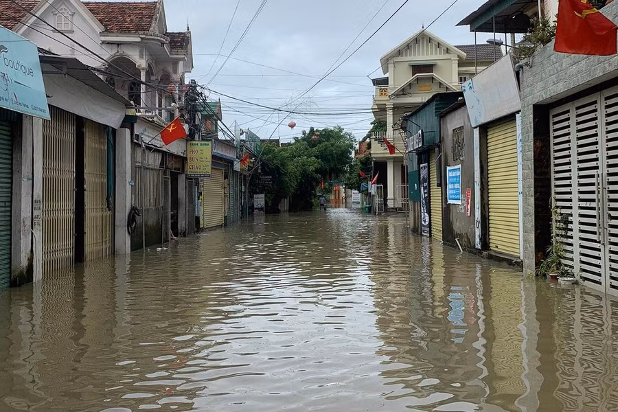 Đến sáng nay, nhiều khu vực tại huyện Quỳnh Lưu nước vẫn chưa rút hết.