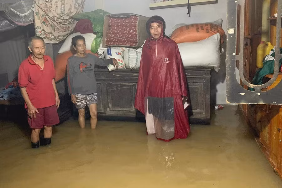 Mưa lớn khiến nhiều nhà dân ở xã Xuân Thành, huyện Yên Thành bị ngập nặng.