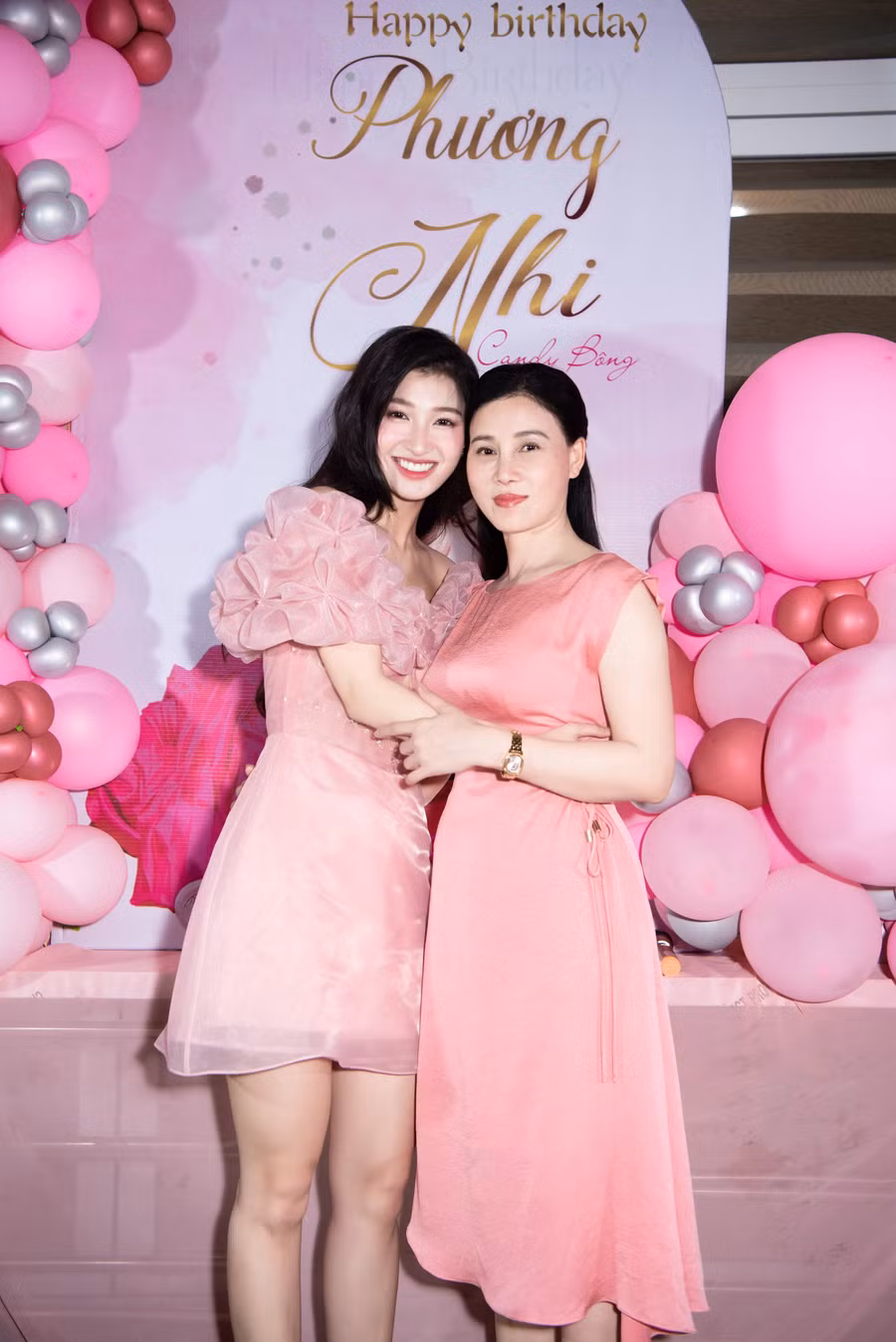 Mẹ của Phương Nhi cùng người thân trong gia đình đã bí mật xuất hiện để tạo bất ngờ cho nàng hậu.