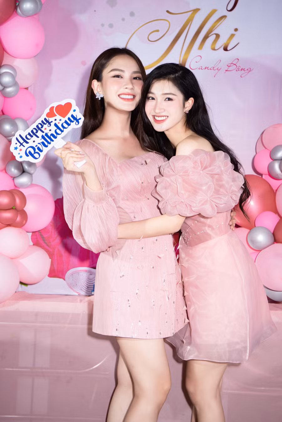 Bữa tiệc có sự góp mặt của Hoa hậu Mai Phương.