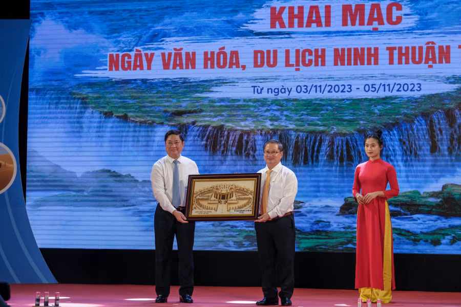 Lãnh đạo TP Cần Thơ và tỉnh Ninh Thuận cùng tặng quà lưu niệm.