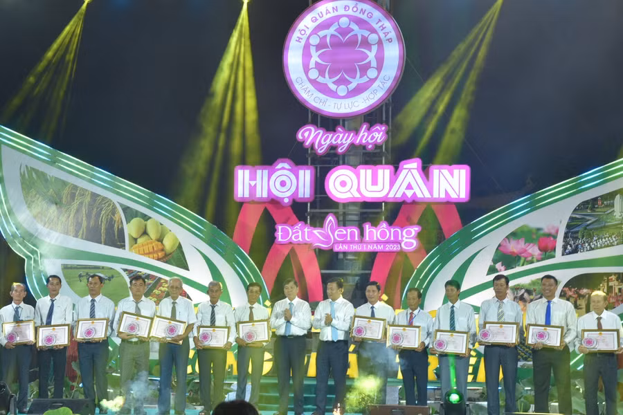 Lãnh đạo tỉnh tuyên dương các tập thể, cá nhân có thành tích trong tổ chức và hoạt động của mô hình Hội quán. Lãnh đạo tỉnh tuyên dương các tập thể, cá nhân có thành tích trong tổ chức và hoạt động của mô hình Hội quán.