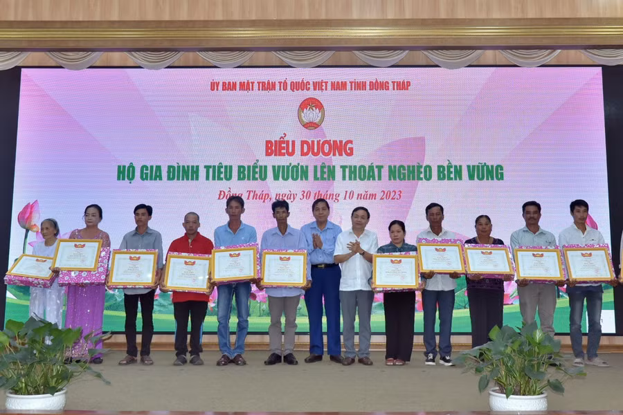 Bà Võ Thị Rô (bìa trái) được nhận bằng khen từ lãnh đạo tỉnh Đồng Tháp.